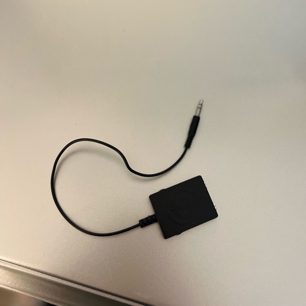 Headphone splitter with adjustable volume on both sides